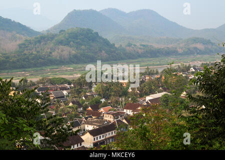 La ville de Luang Prabang, Mékong et au-delà de la vision d'en haut du Mont Phousi (Phou Si, Phusi, Phu Si) au Laos sur une journée ensoleillée. Banque D'Images