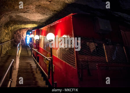 Le câble rouge vif train qui conduit les visiteurs jusqu'à 800 m de Marvel Cave après avoir visité les grottes sous Silver Dollar City de Branson, Missouri. Banque D'Images