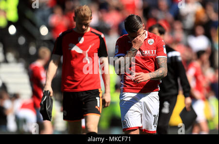 Barnsley's George Moncur (à droite) apparaît déprimé Banque D'Images