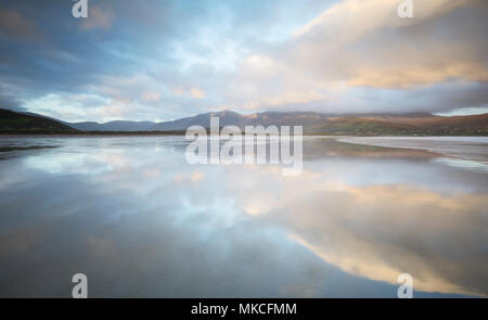 Réflexions sur la plage Fermoyle sur la péninsule de Dingle, Irlande Banque D'Images