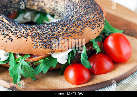 Bagels de roquette , poisson et le fromage à la crème Banque D'Images