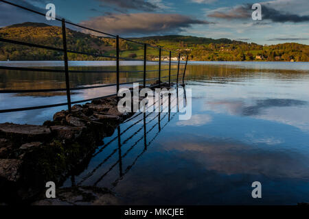 À l'échelle de l'accès ouvert Windermere terrain à Wray Castle, Wansfell Pike et le Low Wood Hotel, Ambleside, Lake District, Cumbria Banque D'Images