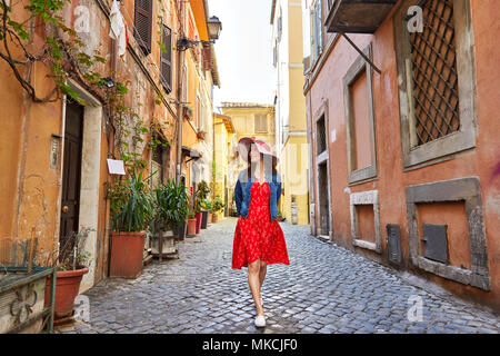 Pretty young woman in hat touristique balade à Trastevere à Rome, Italie. Banque D'Images