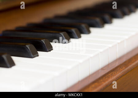 Un angle oblique close up of piano keys Banque D'Images