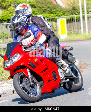 De tous les coureurs à travers le Royaume-Uni de prendre part à l'assemblée annuelle de Londres 1066 run moto Hastings. Toutes les images ici ont été photographiés alors qu'ils atteignent l'Robertsbridge Banque D'Images