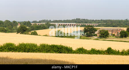 Balcombe, England, UK - 26 juillet 2014 : Le sud de trains de voyageurs traversent la vallée Viaduc Ouse à Balcome sur la ligne principale au milieu de la Brighton Banque D'Images