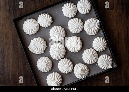 La meringue est un type de dessert, souvent associé à des Français de Suisse, et de la cuisine italienne, à base de blancs d'œufs fouettés (ou aquafaba) et le sucre, et d'occ Banque D'Images