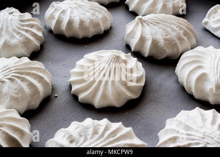 La meringue est un type de dessert, souvent associé à des Français de Suisse, et de la cuisine italienne, à base de blancs d'œufs fouettés (ou aquafaba) et le sucre, et d'occ Banque D'Images