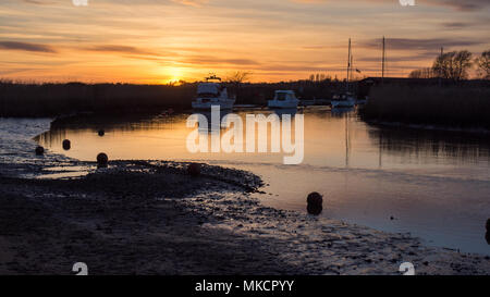 La rivière à marées Frome traverse les zones humides à côté de port de Poole à Wareham dans le Dorset. Banque D'Images