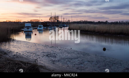 La rivière à marées Frome traverse les zones humides à côté de port de Poole à Wareham dans le Dorset. Banque D'Images