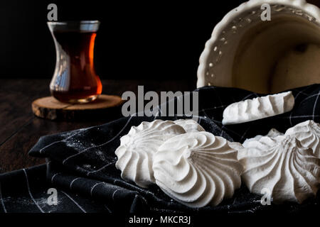 La meringue est un type de dessert, souvent associé à des Français de Suisse, et de la cuisine italienne, à base de blancs d'œufs fouettés (ou aquafaba) et le sucre, et d'occ Banque D'Images