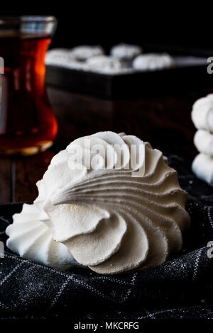 La meringue est un type de dessert, souvent associé à des Français de Suisse, et de la cuisine italienne, à base de blancs d'œufs fouettés (ou aquafaba) et le sucre, et d'occ Banque D'Images
