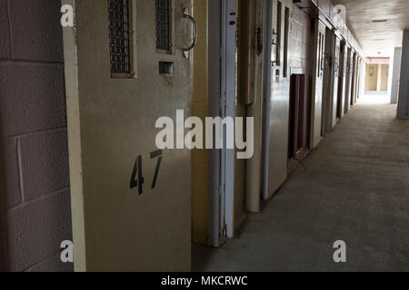 Rangée d'ouvrir les portes des cellules de prison dans le couloir abandonné avec la lumière de lucarne. Banque D'Images