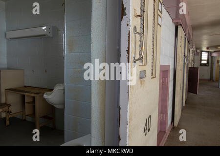 Rangée d'ouvrir des portes sur le couloir avec les cellules de l'intérieur des cellules dans la prison abandonnée. Banque D'Images