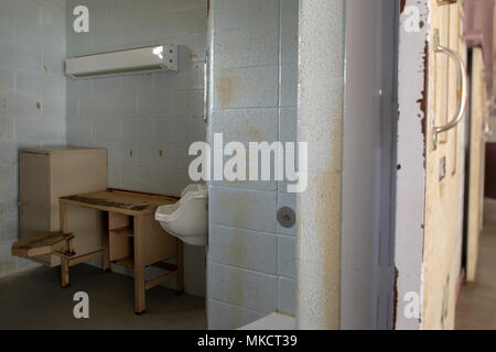 Rangée d'ouvrir des portes sur des cellules le long couloir à l'intérieur des cellules dans la prison abandonnée. Banque D'Images