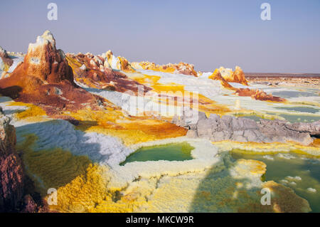 Volcans sulfurique toxique jaune émettant des nuages de gaz, les dépôts de soufre couleurs blanc et vert désert Danakil, au nord de l'Éthiopie. Banque D'Images