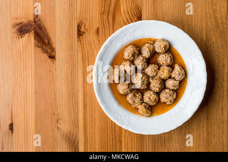 Sulu Kofte alimentaire turque / boulettes de pain juteux de son de la nourriture traditionnelle de la Turquie. Banque D'Images