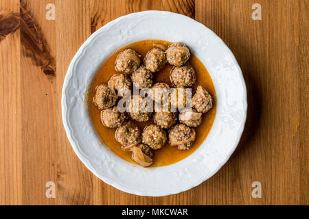 Sulu Kofte alimentaire turque / boulettes de pain juteux de son de la nourriture traditionnelle de la Turquie. Banque D'Images