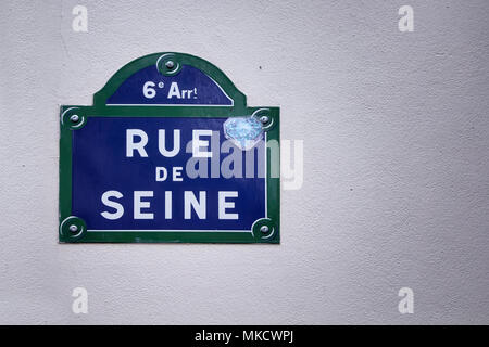 Vue rapprochée d'une plaque de rue de la rue de Seine à Paris. Banque D'Images