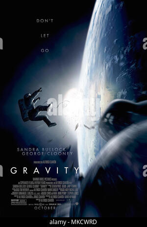 La gravité (2013) réalisé par Alfonso Cuarón et mettant en vedette Sandra Bullock, George Clooney et Ed Harris. Les débris d'un satellite liquidation laisse deux astronautes sur une sortie extravéhiculaire coincé seul dans l'espace. Banque D'Images