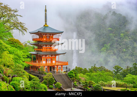 Kumano Nachi, le Japon à Nachi Taisha Pagoda et cascade sur un jour brumeux. Banque D'Images