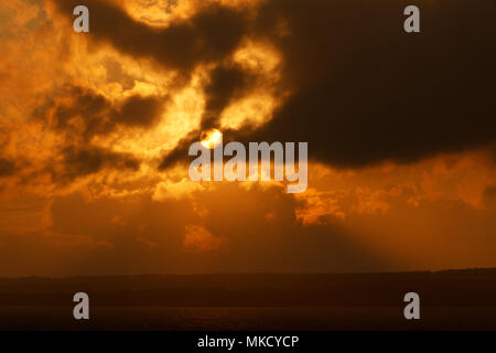 Ciel dramatique par un paramètre rétroéclairé jaune soleil, mettant en relief les nuées avec rayons, Taganrog, Russie Banque D'Images