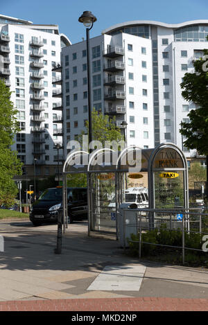 Basingstoke, Hampshire, Angleterre, Royaume-Uni. En 2018. Les immeubles à appartements dans le centre-ville et un taxi pick up point Banque D'Images