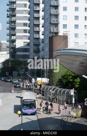 Basingstoke, Hampshire, Angleterre, Royaume-Uni. En 2018. Les immeubles à appartements dans le centre-ville et arrêt de bus pour les voyages en dehors de centres commerciaux locaux l'entrée Banque D'Images