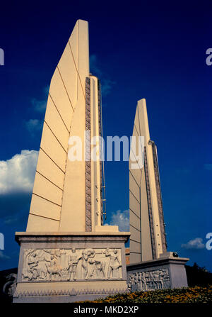 Thai Histoire - Le Monument de la démocratie Anusawari Prachathipatal building à Bangkok en Thaïlande en Asie du Sud-Est Extrême-Orient. Art Architecture Travel Banque D'Images