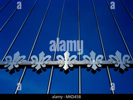 Culture française - Fleur-de-Lis à Bangkok en Thaïlande en Asie du Sud-Est Extrême-Orient. Fleur de Lis Lys symbole France Art Blue Sky Banque D'Images