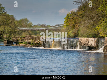 Le Grade II et service monument ancien de Whorlton pont suspendu au-dessus de la Rivière Tees, reliant le Yorkshire et le comté de Durham, Royaume-Uni Banque D'Images