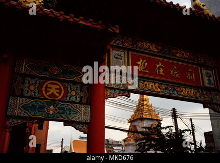 Wat Traimit et l'entrée de la Guan Yin de culte de la Fondation dans le Chinatown Thian Fah à Bangkok en Thaïlande en Asie du Sud-Est Extrême-Orient. Billet d Banque D'Images