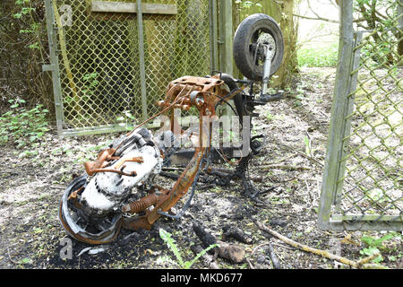 Une moto sur un sentier public dans le Buckinghamshire, Royaume-Uni Banque D'Images