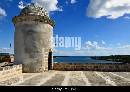 L'touring l'Hôtel Jagua fort est assis sur l'antique Cannon. Fort construit par les Espagnols par la ville de Cienfuegos à Cuba.Dans l'hypothèse qu'il était s Banque D'Images