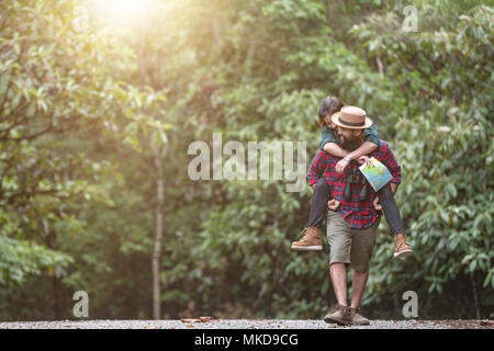 Mode de vie actif couple randonnées en forêt tropicale, Randonnée Les randonneurs jeunes sur l'amusement, randonnées concept. Banque D'Images