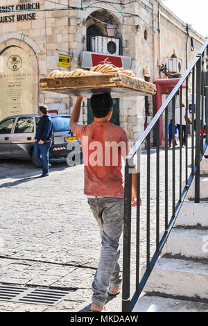 Vendeur de rue avec hawker's plateau sur la tête, Jérusalem, capitale d'Israël, Asie, Moyen Orient Banque D'Images