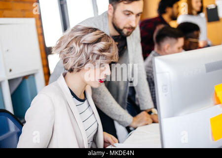 Bon démarrage à la collaboration des partenaires d'affaires en bureau loft.la photo en gros plan de belles chambres élégantes secrétaire travaillant avec l'ordinateur avec blurre Banque D'Images