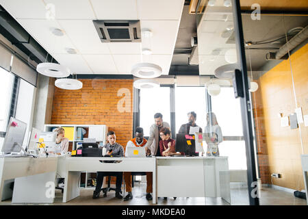 Bureau de l'agence loft bondé avec fenêtre de panorama et paroi en verre Banque D'Images