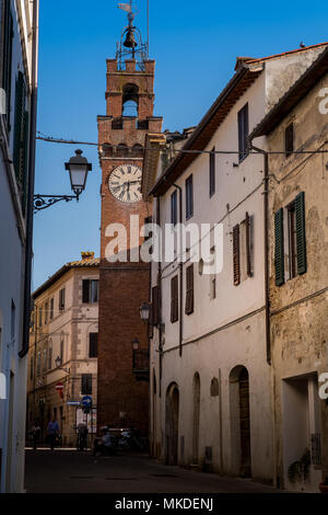 ASCIANO, Toscane, Italie - 25 Avril 2018 : trekking, Asciano avec des ravins, des fermes de cheval dans un paysage, sont arrivés à Serre di Rapolano connu pour la trave Banque D'Images