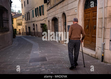 ASCIANO, Toscane, Italie - 25 Avril 2018 : trekking, Asciano avec des ravins, des fermes de cheval dans un paysage, sont arrivés à Serre di Rapolano connu pour la trave Banque D'Images