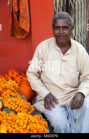 Sur une rue en Inde, vous trouverez quelqu'un avec un étal de vente de guirlandes. Ce monsieur est l'étal à Varanasi, où beaucoup d'Hindous font un pi Banque D'Images