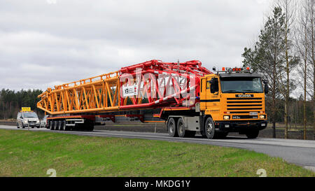 45 mètres de long transport surdimensionnée de Terex de levage sur la route. La charge requiert un pilote voiture devant et derrière le véhicule de long. Po Banque D'Images