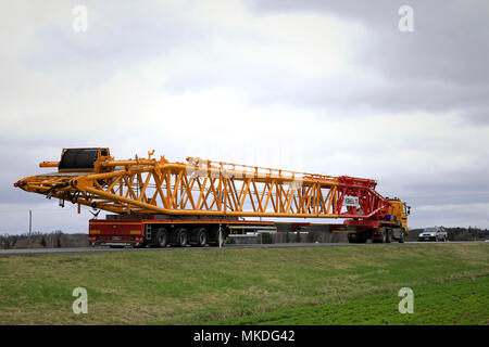 45 mètres de long transport surdimensionnée de Terex de levage sur la route. La charge requiert un pilote voiture devant et derrière le véhicule de long. Hu Banque D'Images