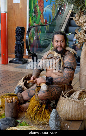 L'homme en costume traditionnel tahitien bois Sculpture Banque D'Images