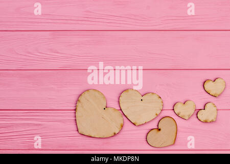 Ensemble de meubles de cœurs et copier l'espace. Brown coeurs rustique en bois de rose sur fond de bois. Valentines Day background. Banque D'Images