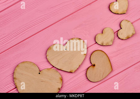 Meubles de décorations en forme de coeur. Ensemble de coeurs en bois rose sur planche en bois avec l'exemplaire de l'espace. Plaque vierge en bois de décoration. Banque D'Images