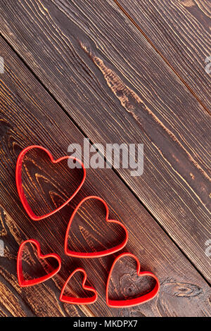 Décoration gâteau moules coupantes, vue de dessus. Emporte-pièce en forme de coeur rouge biscuit moules et copier l'espace. Happy Valentines Day. Banque D'Images