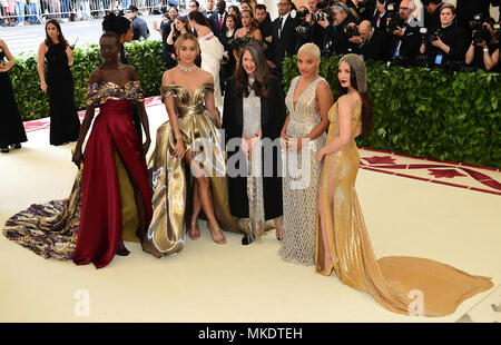 Alek Wek, Jasmine Sanders, Valérie Messika, Kiersey Clemons et Olivia Munn fréquentant le Metropolitan Museum of Art Costume Institute Gala-bénéfice 2018 à New York, USA. Banque D'Images