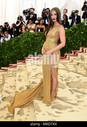 Olivia Munn fréquentant le Metropolitan Museum of Art Costume Institute Gala-bénéfice 2018 à New York, USA. Banque D'Images