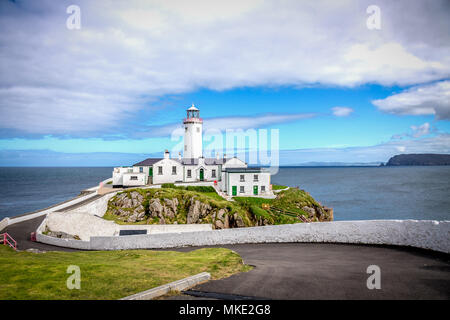 Fanad Head Lighthouse sous le soleil d'après-midi d'été sur la côte nord de Co Donegal, Irlande. Banque D'Images